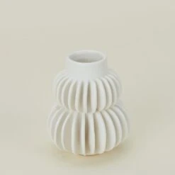Bloomingville Pleated Stoneware Vase -ferm LIVING Store BLV.100.30.001.000 DETAIL