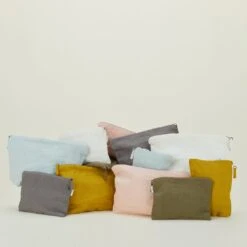 Simple Linen Zipper Pouch - Olive -ferm LIVING Store HNY.600.50.041 040.XXX b resize f620c0c5 8403 41df 9e5e 0afb1f699845