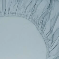 Essential Percale Sheet Set - Sky -ferm LIVING Store SKY FITTEDSHEET DETAL 6820428e fdc2 4ac9 869b 1f5f5424ef1e